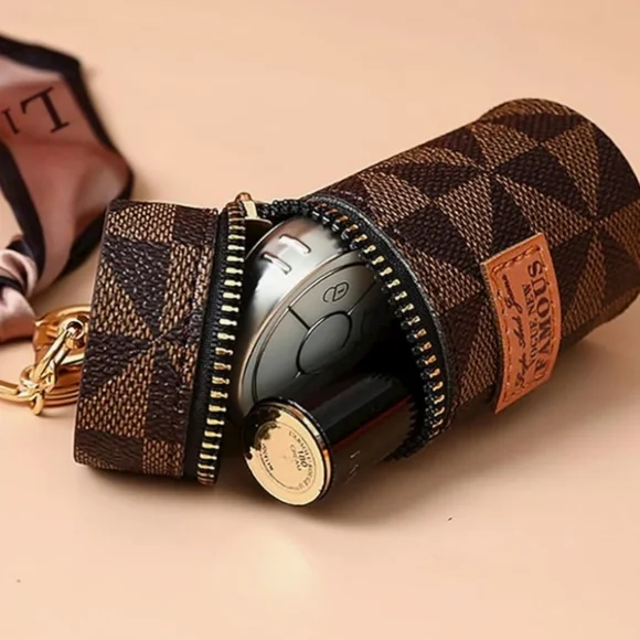 🆕️VOGUE NEW FAMOUS 1 LUXURY KEYCHAIN 3 COLOR CHOICE STOCKING STUFFER - Picture 9 of 17